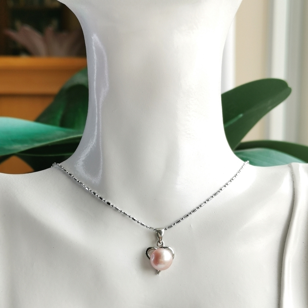Blush pink pearl pendant necklace in heart shaped setting 🆕